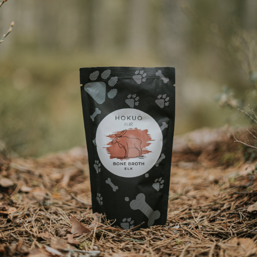 Beinkraft til hund med smak av elg. Fri for laktose og gluten.
Denne helt naturlige kraften kokes sakte ved å bruke førsteklasses elgbein, og sikrer at den er fullpakket med næringsstoffer som er god for hundens leddhelse, fordøyelse og generelle velvære. Hunden ditt vil elske den rike, velsmakende smaken, perfekt som en over maten eller som en næringsrik hydrering!