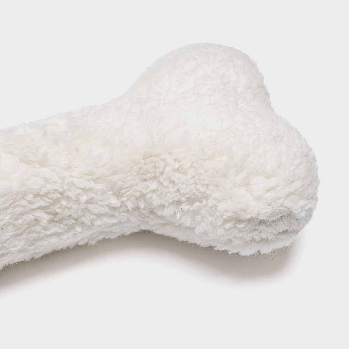 En minimalistisk og myk hundeleke i et vakkert teddyutseende - fint i hjemmet og morsomt for hunden. Denne er fin for både små og store hunder, også valper, men ikke for sterke tyggere.