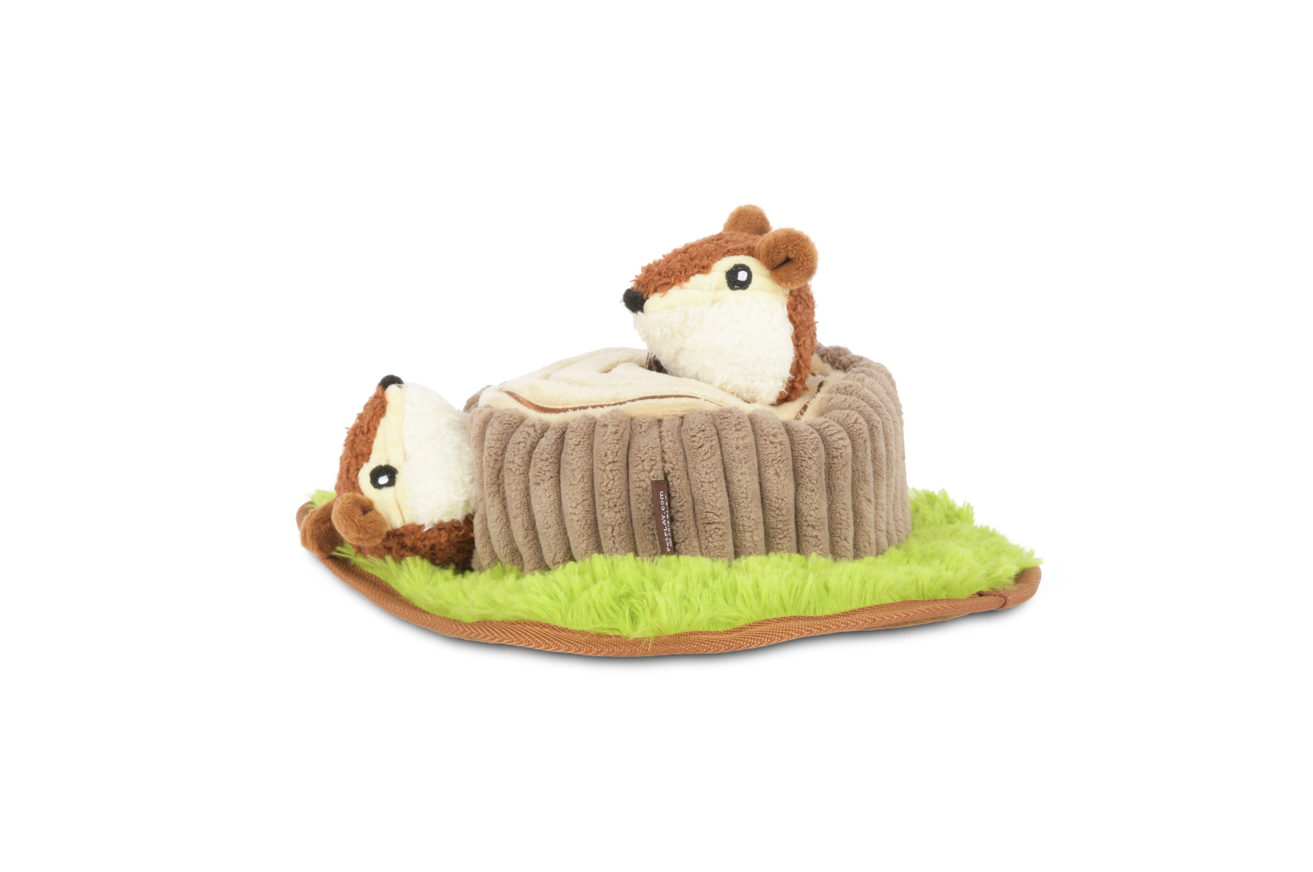 Leken er en 3 i 1 leke med to stk ekorn med pip samt en stubbe med knitrelyd. Du kan også bruke leken som en hjernetrimleke ved å gjemme godis inne i stubben og deretter putte ekornene på plass.