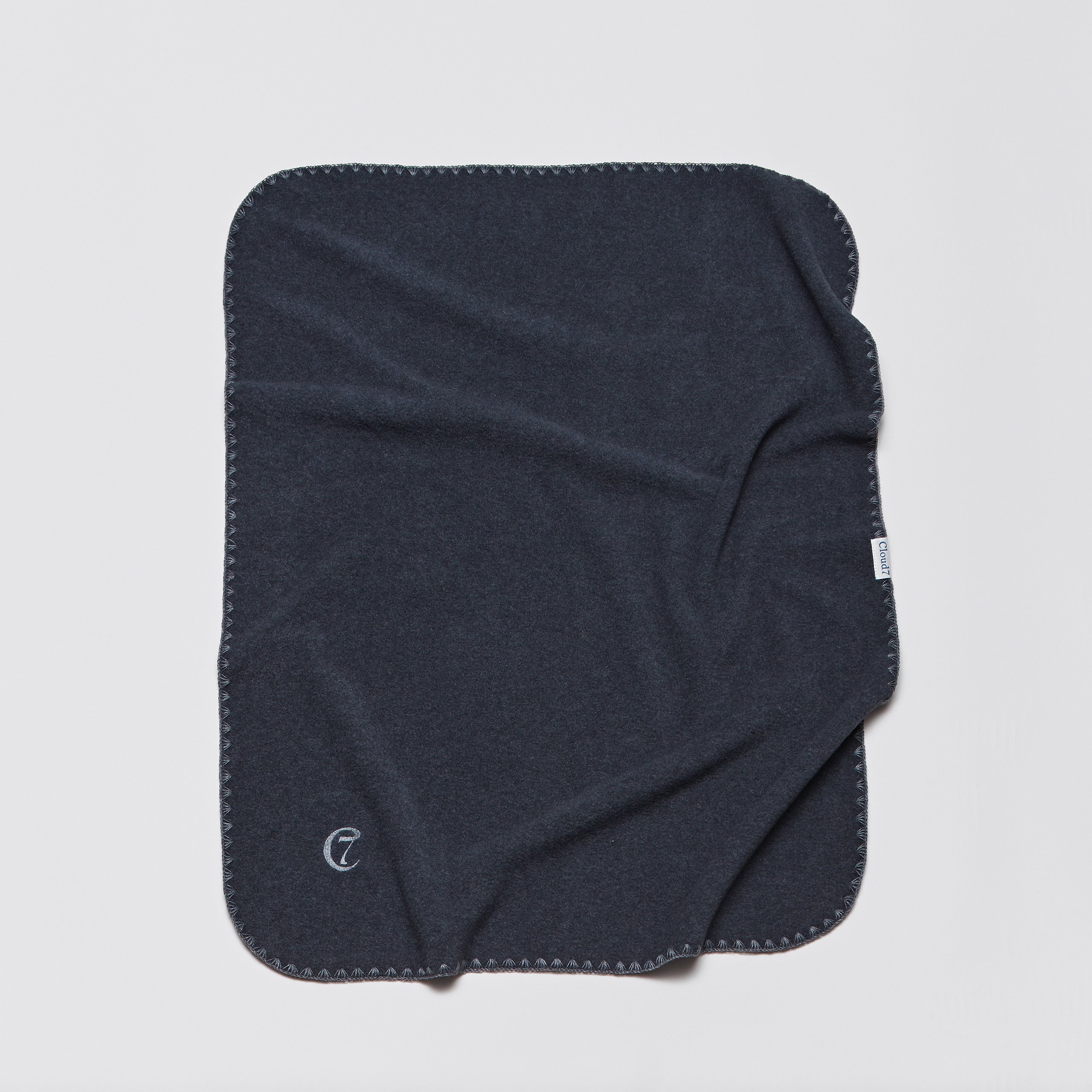 Mykt og deilig hundeteppe i fleece. Teppet kan med fordel brukes som 'cover up' i sofaen, i hundekurven eller i bilen og på restaurantbesøk.