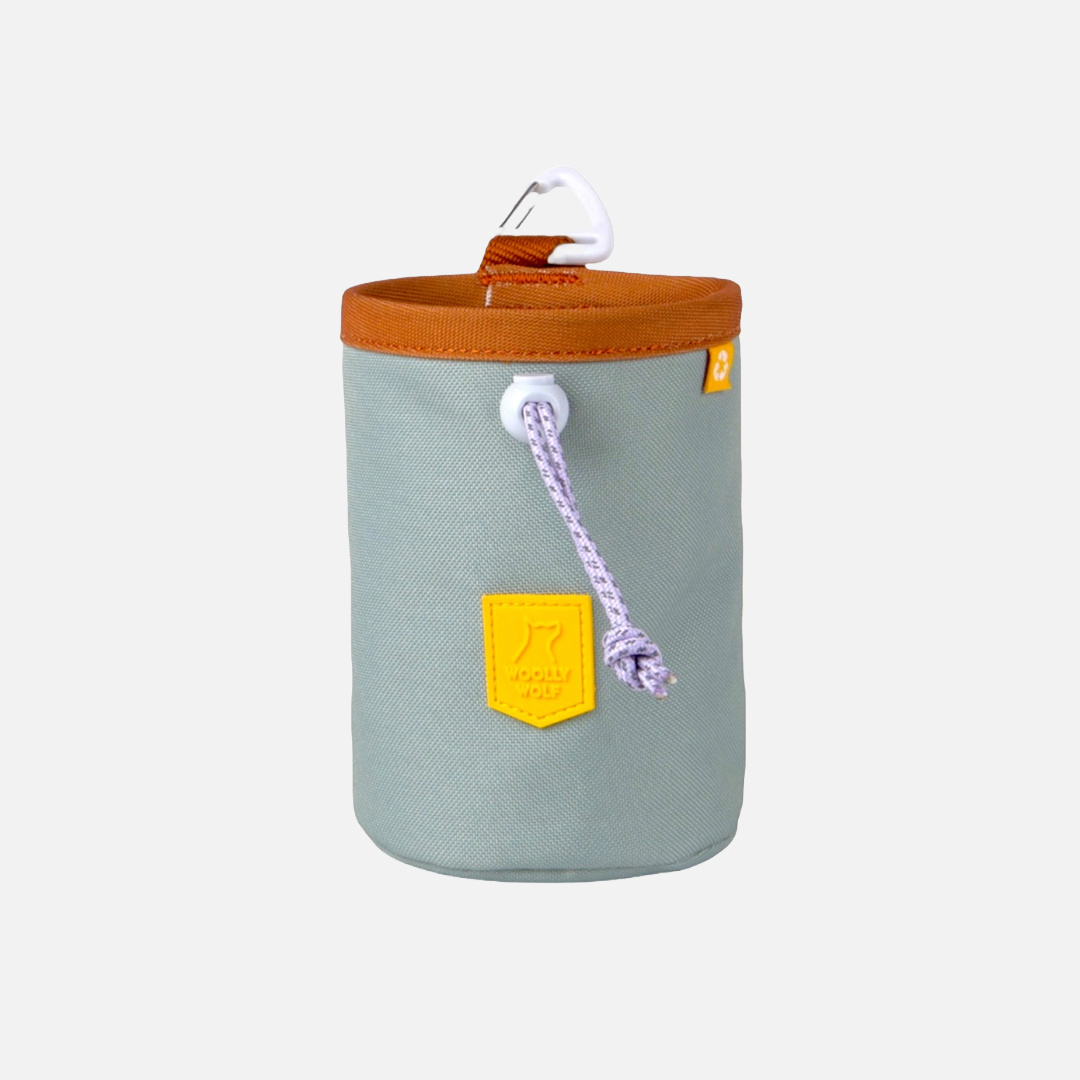 Godbitbag laget av resirkulert plast m/justerbar stropp.

Lett Duraflex klips for feste
100 % Resirkulert
Med justerbart belte