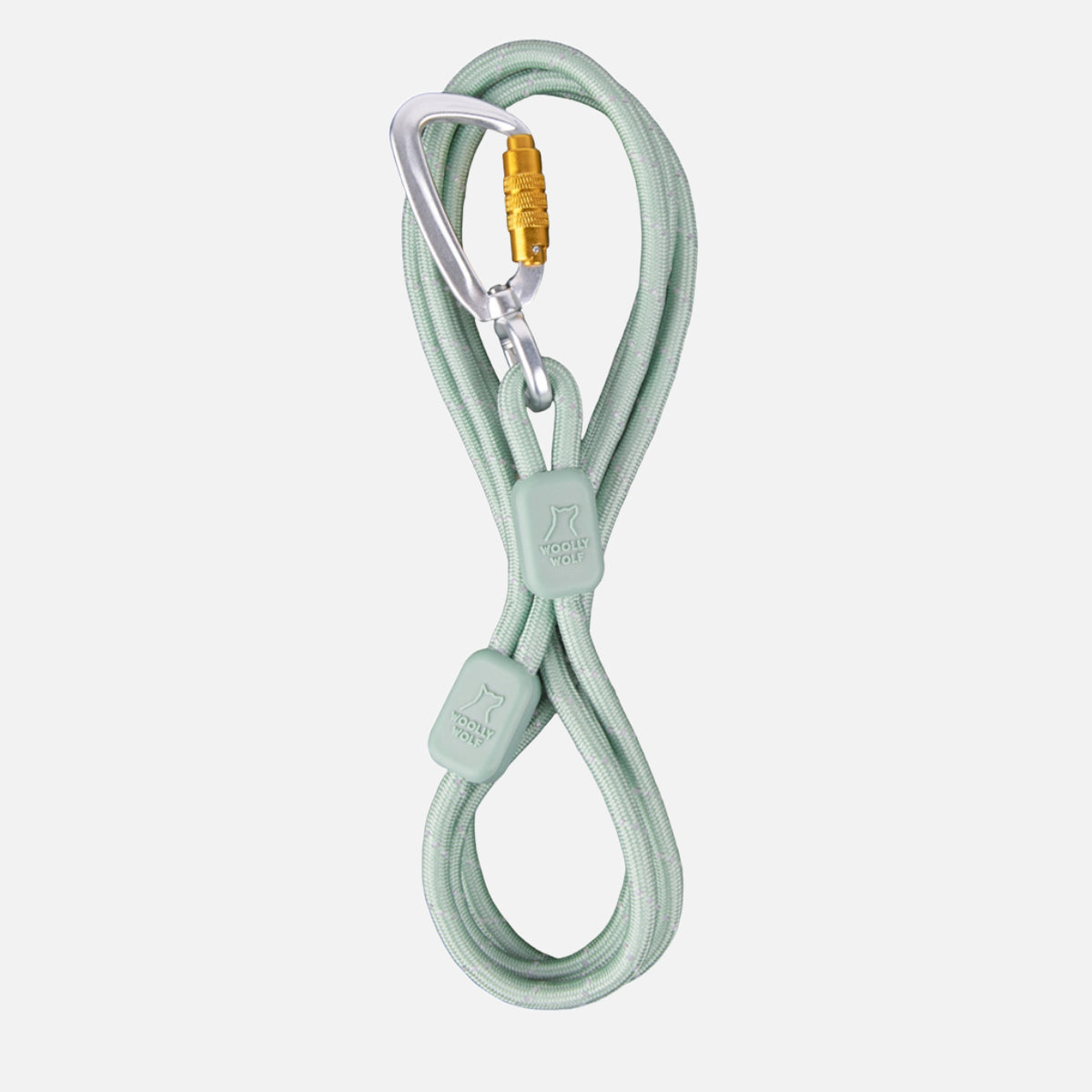 Inspirert av klatretau er Woolly Wolf Rope Leash den perfekte blandingen av holdbarhet, lett design, fine farger og bærekraft. Akkurat som alle Woolly Wolf-produkter er dette båndet laget av resirkulerte PET-flasker.

Båndet kommer med en høykvalitets aluminiumskarabin med vrilåsmekanisme for ekstra sikkerhet, denne er veldig lett - veier kun 22 gram. En refleks går gjennom båndet for å holde hunden din synlig i mørket.