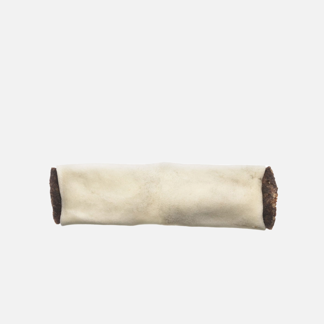 Inni det ekte nordiske storfetyggebeinet ligger det en deilig storfebiff
Big Beef Toast er spesielt planlagt for små og mellomstore hunder. Den flate fasongen gjør det lettere å begynne å tygge. Laget av storfehud og storfekjøtt etter tradisjonell tørkemetode.

RAUH!-tyggebein lages i Norden for hånd av kun førsteklasses råstoffer.
Helt fra begynnelsen av er produksjonsmetodene kun planlagt til produksjon av tyggebein og andre godbiter for hunder, til det beste for hunden din!
RAUH!-tyggebeinet lages all