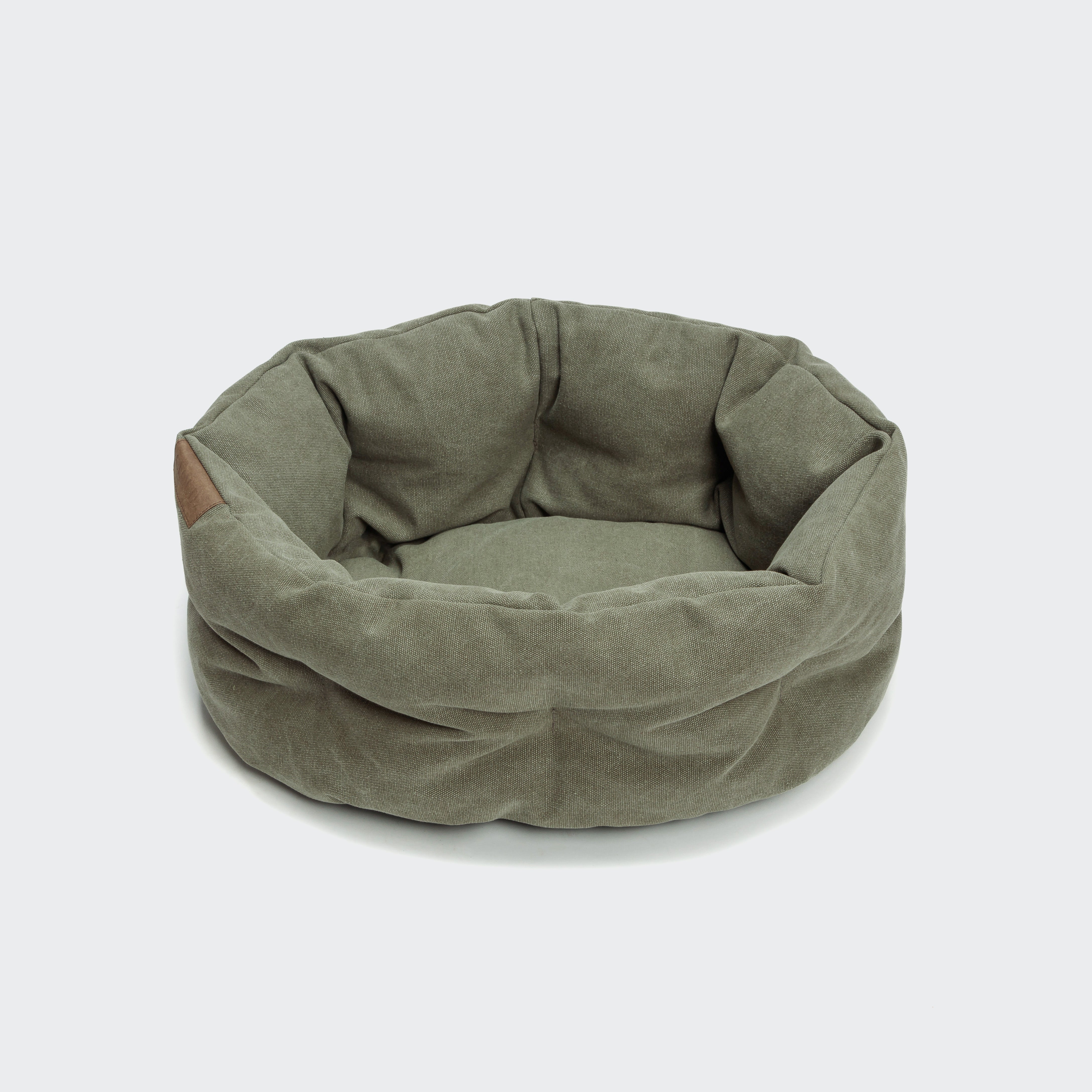 En myk og minimalistisk hundeseng som hunden din virkelig kan kose seg i og gjemme seg i. Hundesengen har myk bunn og myke kanter laget av slitesterkt stoff og en sklisikker base slik at den ikke beveger seg når hunden din går inn og ut.

En unik hundeseng hvor komfort og design går hånd i hånd. Et sikkert treff for både firbeinte og tobeinte. Puten har en vakker olivengrønn farge.